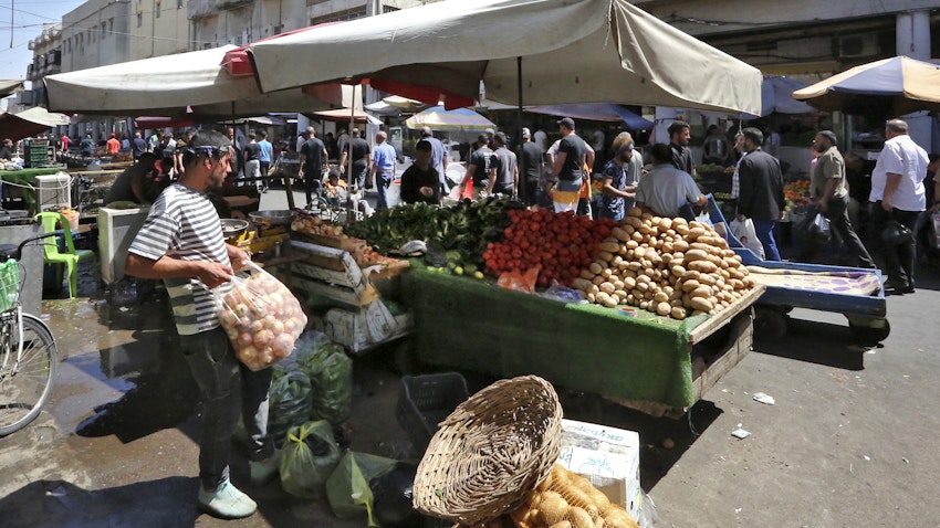 عراقيون يتسوقون في سوق الصدرية ببغداد. 10 سبتمبر/أيلول 2021 (الصورة عبر غيتي إيماجز)