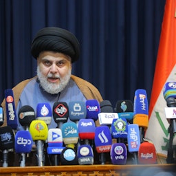 رجل الدين والسياسي الشيعي العراقي مقتدى الصدر يعقد مؤتمرًا صحفيًا في النجف، العراق. 18 نوفمبر/تشرين الثاني 2021 (الصورة عبر غيتي إيماجز)