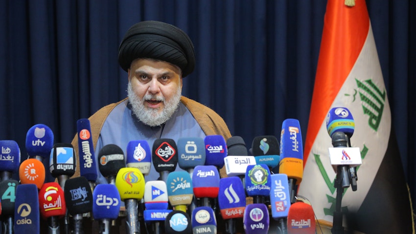 رجل الدين والسياسي الشيعي العراقي مقتدى الصدر يعقد مؤتمرًا صحفيًا في النجف، العراق. 18 نوفمبر/تشرين الثاني 2021 (الصورة عبر غيتي إيماجز)