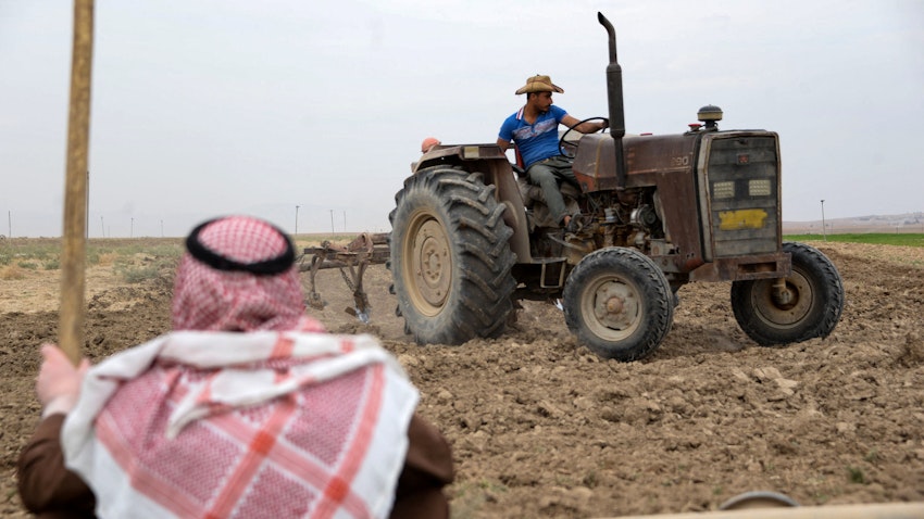 کشاورزی در حال شخم‌زنی زمینی در حومه‌ی تل کیف؛ عراق، ۴ آبان ۱۴۰۰/ ۲۶ اکتبر ۲۰۲۱. (عکس از گتی ایمیجز)