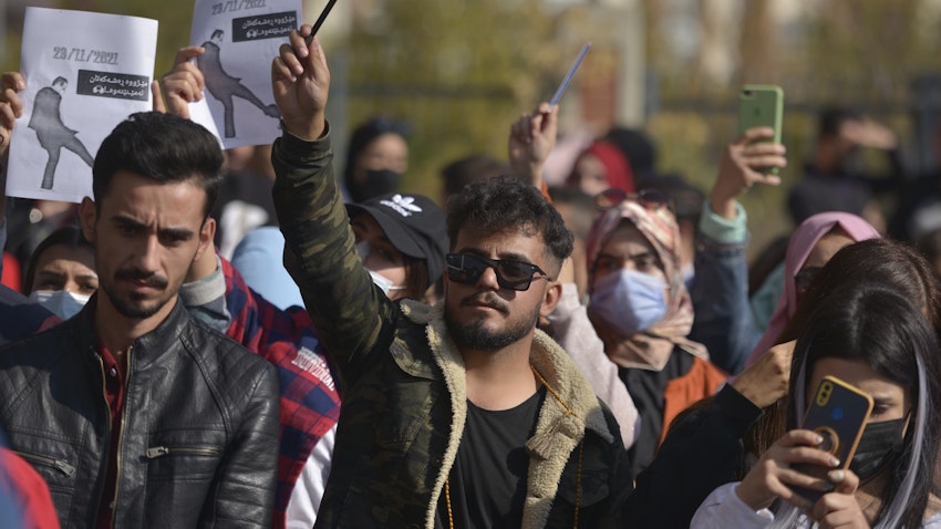 طلاب يتظاهرون ضد حكومة إقليم كردستان في السليمانية، إقليم كردستان العراق، 24 نوفمبر/تشرين الثاني 2021 (الصورة عبر غيتي إيماجز)