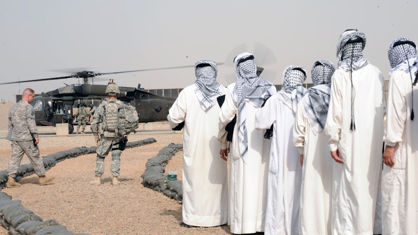 حضور شیوخ سنی، به نمایندگی از گروه پسران عراق، در یک پایگاه نظامی آمریکایی واقع در شرق بغداد؛ عراق، ۲۶ اردیبهشت ۱۳۸۸/ ۱۶ می ۲۰۰۹. (عکس ازجیمز سلسنیک/ ویکی‌مدیا کامنز)