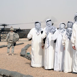 شيوخ سنة يمثلون أبناء العراق في قاعدة عسكرية أميركية شرق بغداد، العراق. 16 مايو/أيار 2009 (تصوير جايمس سلسنك عبر ويكيميديا كومنز)