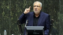 جواد اوجی در حال دفاع از برنامه‌های خود در جلسه‌ی بررسی صلاحیتش برای وزارت نفت در مجلس؛ ۳ شهریور ۱۴۰۰. (عکس از خبرگزاری دولت)