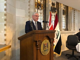 سفير العراق لدى المملكة المتحدة محمد جعفر الصدر يلقي خطابًا في مانشستر. 17 يوليو/تموز 2021 (المصدر: سفارة العراق- لندن/فيسبوك)