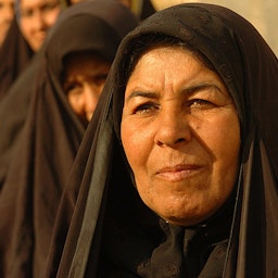 نساء عراقيات يصطففن لتلقي المساعدات الإنسانية في الكمالية، العراق. 28 أبريل/نيسان 2006 (الصورة عبر ويكيميديا كومنز)