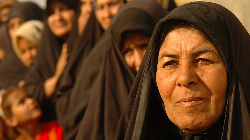 زنان عراقی، در صف دریافت کمک‌های بشردوستانه؛ کمالیه، عراق، ۸ اردیبهشت ۱۳۸۵/ ۲۸ آوریل ۲۰۰۶. (عکس از ویکی‌‌مدیا کامنز)