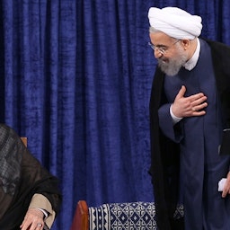 علی خامنه‌ای، رهبر ایران، و حسن روحانی، رئیس‌جمهور سابق ایران، در مراسمی در تهران؛ ایران، ۱۲ مرداد ۱۳۹۶. (عکس از وب‌سایت رهبر ایران)