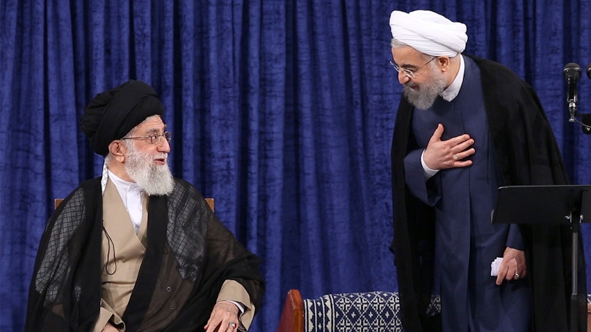 علی خامنه‌ای، رهبر ایران، و حسن روحانی، رئیس‌جمهور سابق ایران، در مراسمی در تهران؛ ایران، ۱۲ مرداد ۱۳۹۶. (عکس از وب‌سایت رهبر ایران)