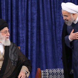 المرشد الأعلى الإيراني علي خامنئي والرئيس السابق حسن روحاني خلال حفل أقيم في طهران، إيران. 3 أغسطس/آب 2017. (الصورة عبر موقع المرشد الأعلى الإيراني)
