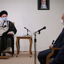 ملاقات مصطفی الکاظمی، نخست‌وزیر عراق با آیت‌الله علی خامنه‌ای، رهبر ایران؛ تهران، ایران، ۳۱ تیر ۱۳۹۹/ ۲۱ ژوئیه ۲۰۲۰. (عکس از وبسایت رهبر ایران)