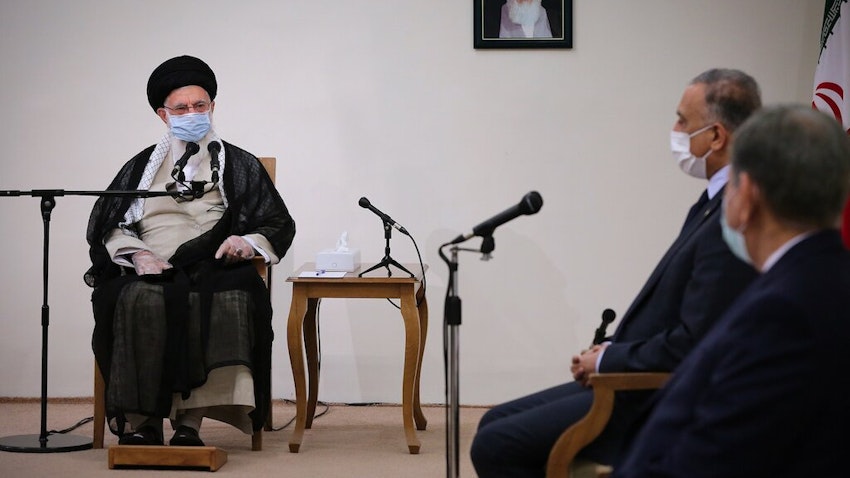 رئيس الوزراء العراقي مصطفى الكاظمي يلتقي المرشد الأعلى الإيراني آية الله علي خامنئي في طهران، إيران. 21 يوليو/تموز 2020 (الصورة عبر موقع القائد الإيراني)