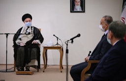 ملاقات مصطفی الکاظمی، نخست‌وزیر عراق با آیت‌الله علی خامنه‌ای، رهبر ایران؛ تهران، ایران، ۳۱ تیر ۱۳۹۹/ ۲۱ ژوئیه ۲۰۲۰. (عکس از وبسایت رهبر ایران)