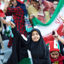 مشجعات إيرانيات يدعمن المنتخب الوطني في تصفيات كأس العالم لكرة القدم 2022 على ملعب آزادي في طهران، 10 أكتوبر/تشرين الأول 2019 (تصوير مهدي بولوريان عبر وكالة أنباء فارس)