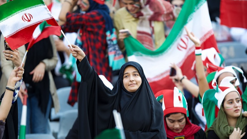 مشجعات إيرانيات يدعمن المنتخب الوطني في تصفيات كأس العالم لكرة القدم 2022 على ملعب آزادي في طهران، 10 أكتوبر/تشرين الأول 2019 (تصوير مهدي بولوريان عبر وكالة أنباء فارس)