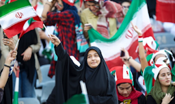 مشجعات إيرانيات يدعمن المنتخب الوطني في تصفيات كأس العالم لكرة القدم 2022 على ملعب آزادي في طهران، 10 أكتوبر/تشرين الأول 2019 (تصوير مهدي بولوريان عبر وكالة أنباء فارس)