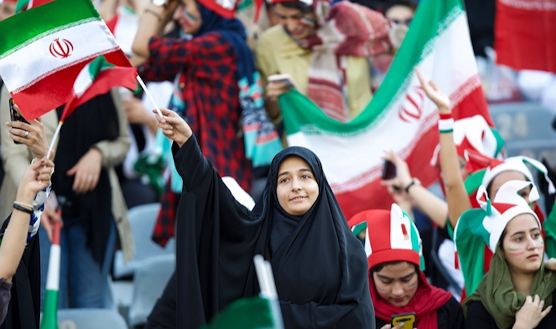 مشجعات إيرانيات يدعمن المنتخب الوطني في تصفيات كأس العالم لكرة القدم 2022 على ملعب آزادي في طهران، 10 أكتوبر/تشرين الأول 2019 (تصوير مهدي بولوريان عبر وكالة أنباء فارس)