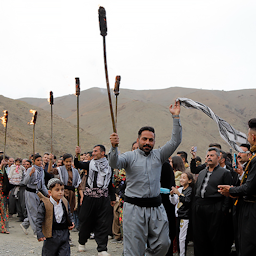 أكراد إيران يحتفلون بالسنة الإيرانية الجديدة، النوروز، في قرية دولاب بإقليم كردستان. 21 مارس/آذار 2022 (تصوير أكان نغشبندي عبر إيريب نيوز)