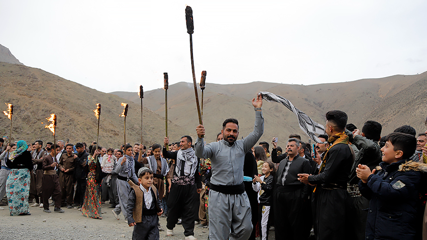 أكراد إيران يحتفلون بالسنة الإيرانية الجديدة، النوروز، في قرية دولاب بإقليم كردستان. 21 مارس/آذار 2022 (تصوير أكان نغشبندي عبر إيريب نيوز)
