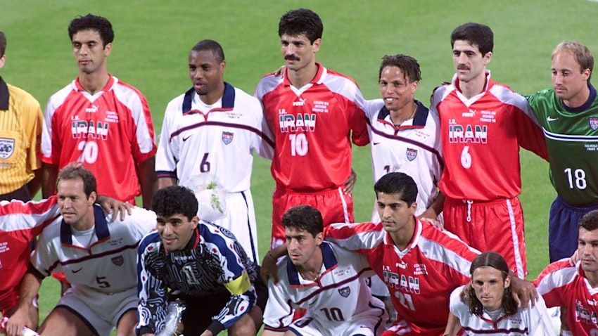 تیم‌های ایران و آمریکا پیش از بازی در جام جهانی ۱۹۹۸ با هم عکس گرفتند؛ لیون، فرانسه، ۳۱ خرداد ۱۳۷۷. (عکس از طریق گتی ایمیجز)
