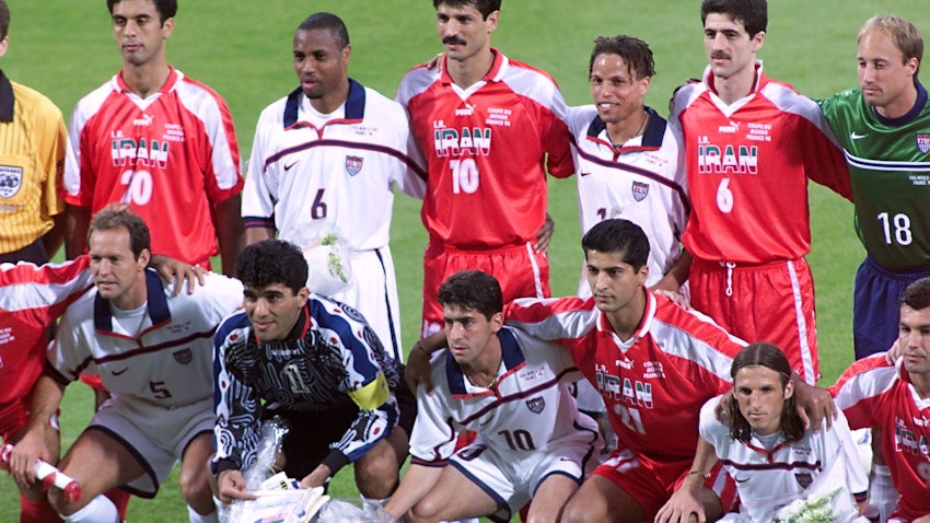 الفريقان الإيراني والأميركي يقفان لالتقاط صورة في ليون، فرنسا قبل بدء مباراتهما في كأس العالم. 21 يونيو/حزيران 1998 (الصورة عبر غيتي إيماجز)