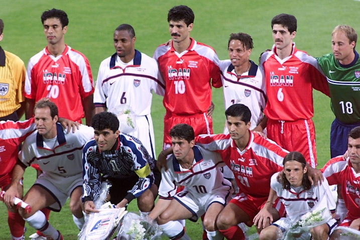 الفريقان الإيراني والأميركي يقفان لالتقاط صورة في ليون، فرنسا قبل بدء مباراتهما في كأس العالم. 21 يونيو/حزيران 1998 (الصورة عبر غيتي إيماجز)