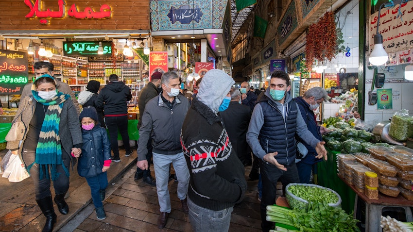 مردم در حال خرید از بازار تجریش، واقع در شمال تهران؛ ایران، ۲۰ آذر ۱۳۹۹. (عکس از ستاد گردشگری شهرداری تهران)