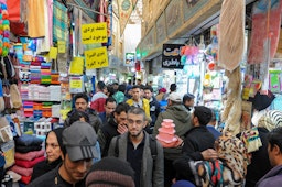 ایرانیان در حال خرید در بازار تجریش، واقع در شمال تهران؛ ۱۹ آذر ۱۴۰۰. (عکس از وبسایت سامانه‌ی جامع گردشگری تهران)