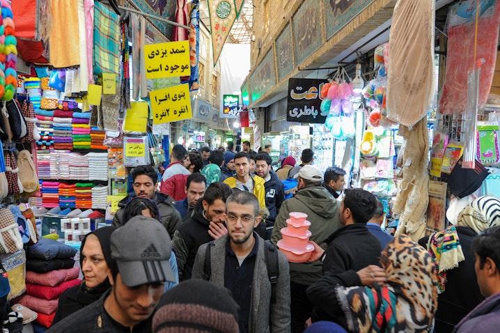 ایرانیان در حال خرید در بازار تجریش، واقع در شمال تهران؛ ۱۹ آذر ۱۴۰۰. (عکس از وبسایت سامانه‌ی جامع گردشگری تهران)