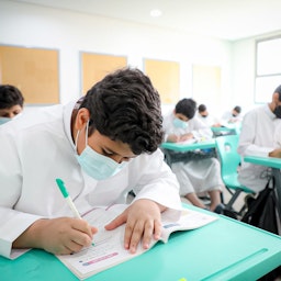 الطلاب السعوديون خلال أول يوم دراسي في شهر رمضان في الرياض في 3 أبريل/ نيسان 2022 (صورة من وزارة التربية والتعليم السعودية)