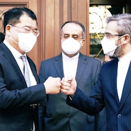 دیدار علی باقری کنی، مذاکره‌کننده‌ی ارشد هسته‌ای ایران، با چوی جونگ کان، معاون وزیر امور خارجه‌ی کره‌ی جنوبی؛ وین، ۱۶ دی ۱۴۰۰. (منبع: چوی جونگ کان/ توییتر)