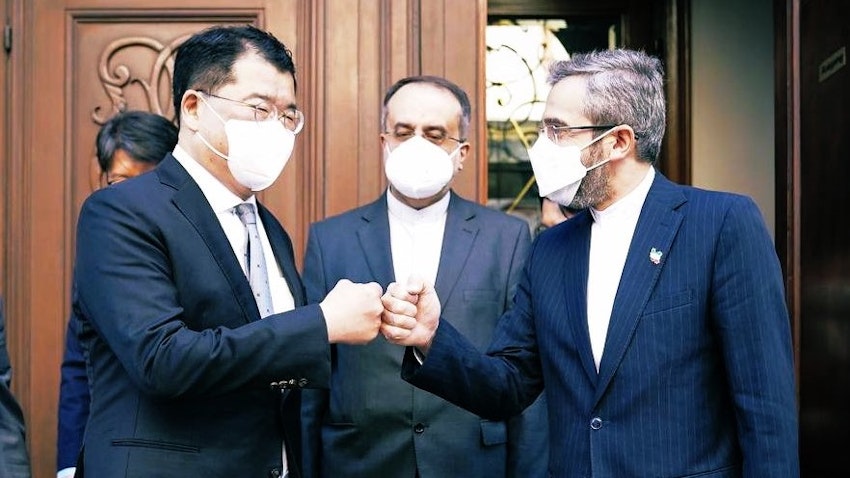 نائب وزير خارجية كوريا الجنوبية تشوي جونغ كون يلتقي كبير المفاوضين النوويين الإيراني علي باقري كاني في فيينا، 6 يناير/كانون الثاني 2022 (المصدر: حساب تشوي جونغ كون على تويتر)