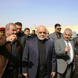 سفير طهران آنذاك في بغداد إيرج مسجدي (إلى اليمين) وخليفه محمد كاظم آل صادق (إلى اليسار) يزوران معبرًا حدوديًا بين إيران والعراق في 26 أكتوبر/ تشرين الأول 2018 (الصورة من وكالة الأنباء الإيرانية إرنا)