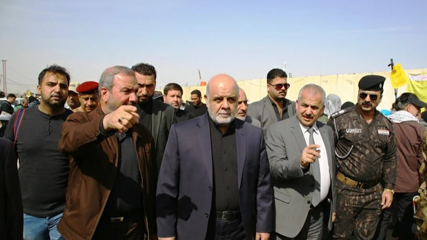 سفير طهران آنذاك في بغداد إيرج مسجدي (إلى اليمين) وخليفه محمد كاظم آل صادق (إلى اليسار) يزوران معبرًا حدوديًا بين إيران والعراق في 26 أكتوبر/ تشرين الأول 2018 (الصورة من وكالة الأنباء الإيرانية إرنا)