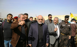 سفير طهران آنذاك في بغداد إيرج مسجدي (إلى اليمين) وخليفه محمد كاظم آل صادق (إلى اليسار) يزوران معبرًا حدوديًا بين إيران والعراق في 26 أكتوبر/ تشرين الأول 2018 (الصورة من وكالة الأنباء الإيرانية إرنا)
