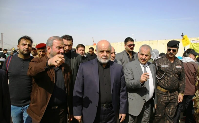 سفير طهران آنذاك في بغداد إيرج مسجدي (إلى اليمين) وخليفه محمد كاظم آل صادق (إلى اليسار) يزوران معبرًا حدوديًا بين إيران والعراق في 26 أكتوبر/ تشرين الأول 2018 (الصورة من وكالة الأنباء الإيرانية إرنا)