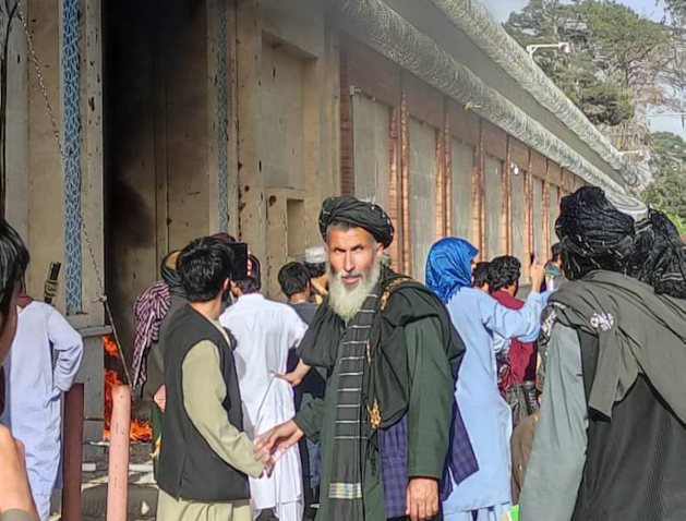 تجمع تظاهرکنندگان افغان در مقابل کنسولگری ایران در هرات؛ افغانستان، در ۲۲ فروردین ۱۴۰۱. (عکس از خبرگزاری ایرنا) 