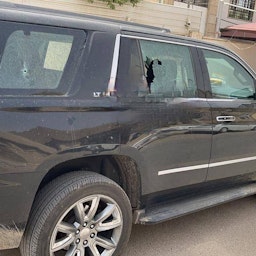 خودروی نماینده‌ی قانونی سفارت ایران در بغداد، که هدف حمله قرار گرفته است؛ ۲۵ فروردین ۱۴۰۱/ ۱۳ آوریل ۲۰۲۲. (عکس از رسانه‌های اجتماعی)