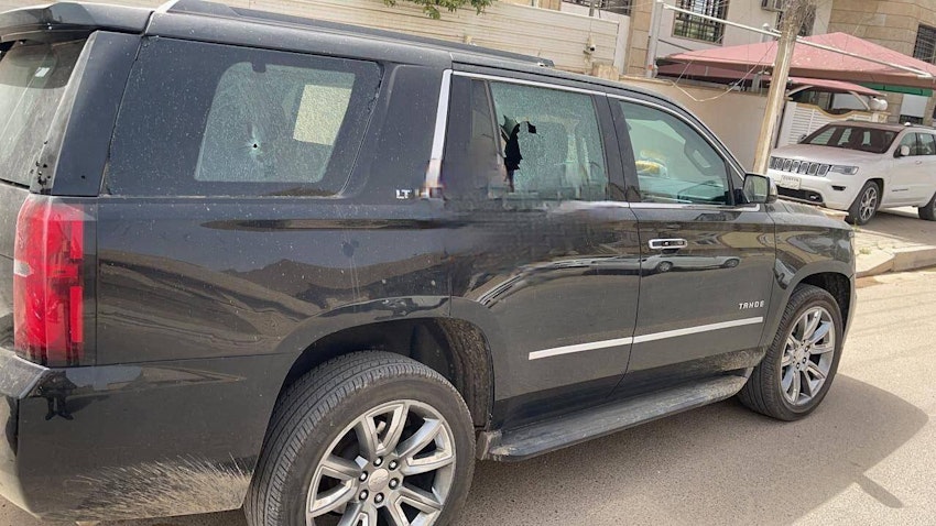 خودروی نماینده‌ی قانونی سفارت ایران در بغداد، که هدف حمله قرار گرفته است؛ ۲۵ فروردین ۱۴۰۱/ ۱۳ آوریل ۲۰۲۲. (عکس از رسانه‌های اجتماعی)