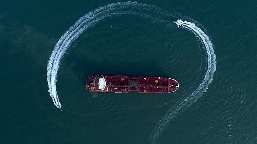 گردش قایق‌های تندروی سپاه پاسداران به گرد یک نفت‌کش با پرچم بریتانیا، پیش از توقیف آن؛ ۲۸ تیر ۱۳۹۸. (عکس از تسنیم)
