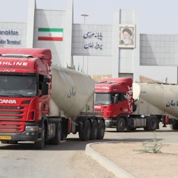 تصدير البضائع الإيرانية من معبر بارفيزخان الحدودي إلى العراق المجاور في 8 نوفمبر/تشرين الثاني 2019 (الصورة عبر رويداد 24)