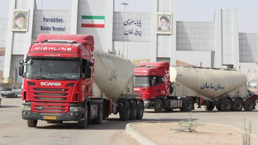 تصدير البضائع الإيرانية من معبر بارفيزخان الحدودي إلى العراق المجاور في 8 نوفمبر/تشرين الثاني 2019 (الصورة عبر رويداد 24)