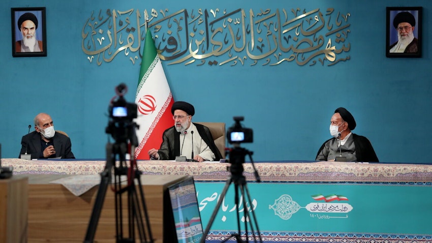 ابراهیم رئيسی، رئیس‌جمهور ایران، در یکی از جلسات هیئت دولت؛ تهران، ایران، ۲۲ فروردین ۱۴۰۱. (عکس از ایران پرس)