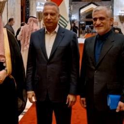 رئيس الوزراء العراقي (وسط) يستضيف رئيس المخابرات السعودية (يسار) ونائب سكرتير المجلس الأعلى للأمن القومي الإيراني (يمين) في بغداد يوم 21 أبريل/نيسان 2022 (الصورة عبر نور نيوز)