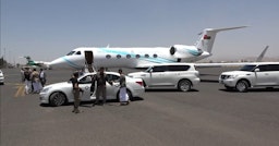 وفد عماني يصل إلى صنعاء، اليمن. 22 أبريل/نيسان 2022 (الصورة عبر وكالة سبأ)
