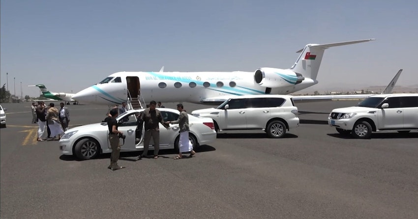 وفد عماني يصل إلى صنعاء، اليمن. 22 أبريل/نيسان 2022 (الصورة عبر وكالة سبأ)