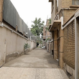 کوچه‌ای که منزل میرحسین موسوی و زهرا رهنورد در آن قرار دارد، پس از کاهش محدودیت‌ها؛ ۵ اردیبهشت ۱۴۰۱. (عکس از رسانه‌های اجتماعی)
