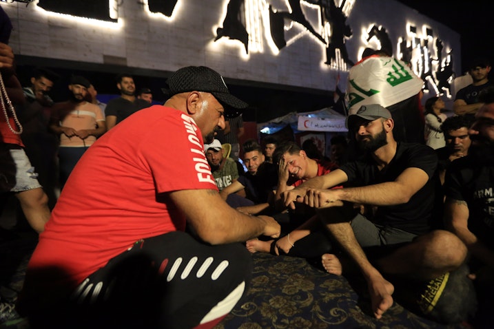 المشاركون يلعبون لعبة المحيبس العراقية التقليدية خلال شهر رمضان في ساحة التحرير ببغداد، العراق. 1 مايو/أيار 2020 (الصورة عبر غيتي إيماجز)