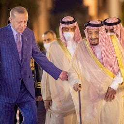 العاهل السعودي الملك سلمان بن عبد العزيز يلتقي الرئيس التركي رجب طيب أردوغان في جدة، المملكة العربية السعودية. 28 أبريل/نيسان 2022. (عبر الديوان الملكي السعودي)