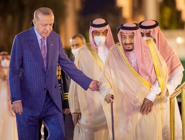 Saudi Arabia's King Salman bin Abdulaziz and Turkish President Recep Tayyip Erdogan in Jeddah, Saudi Arabia on Apr. 28, 2022.  (Handout by Saudi Royal Court)